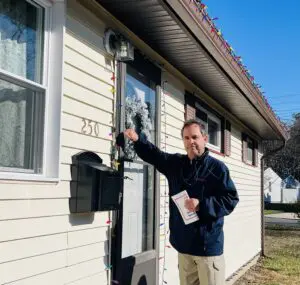 Air Expert team member knocking on a door